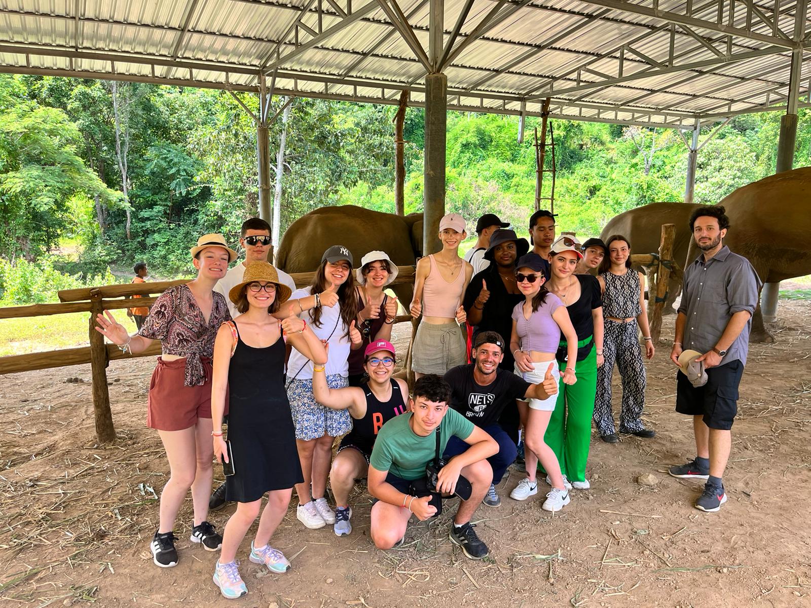 Thailande-Elephant-Jungle-Sanctuary-selfie-de-groupe-avec-les-elephants-Remy-Goulao