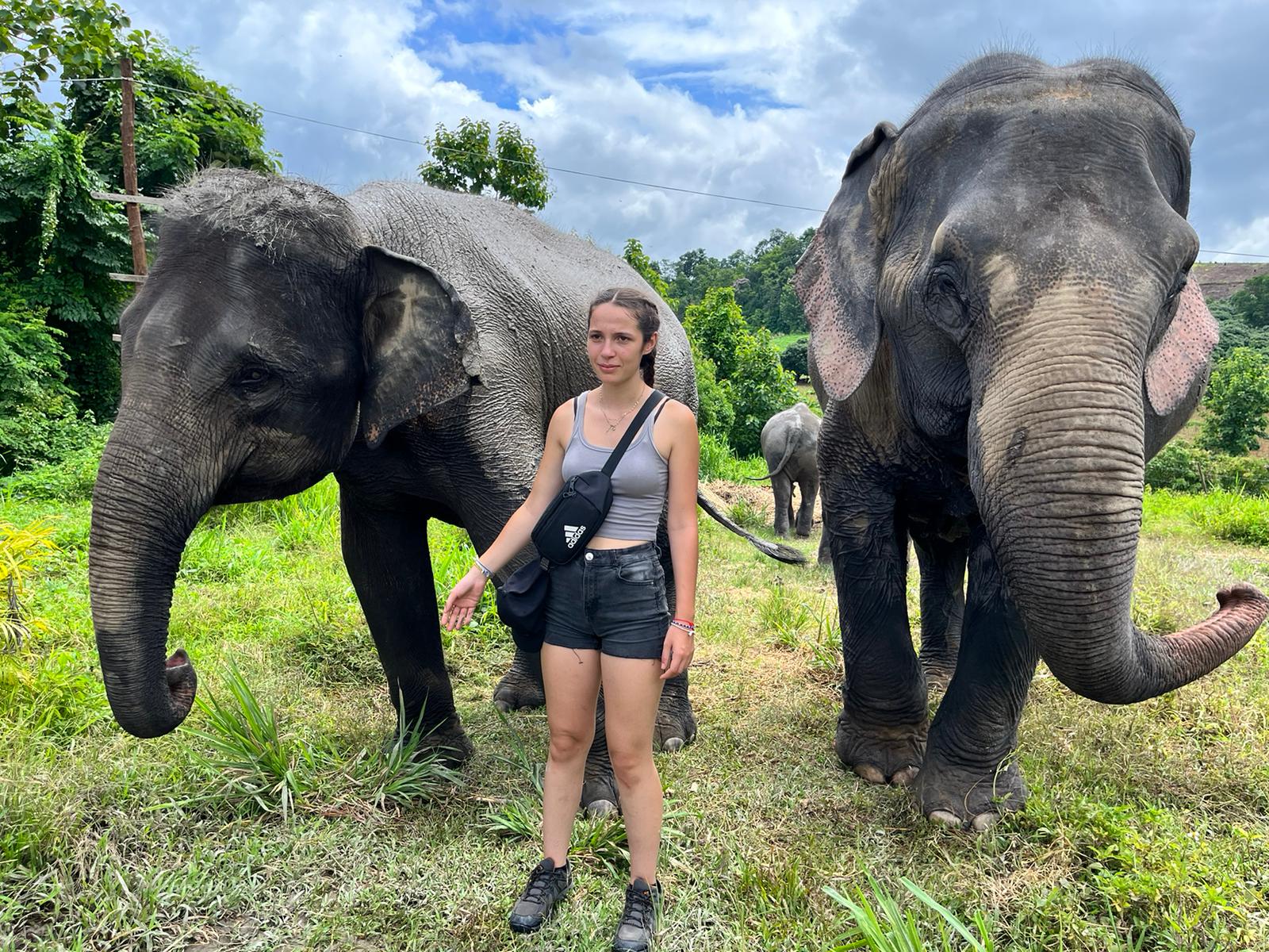 Thailande-Elephant-Jungle-Sanctuary-jeune-qui-pose-avec-deux-elephants-Remy-Goulao