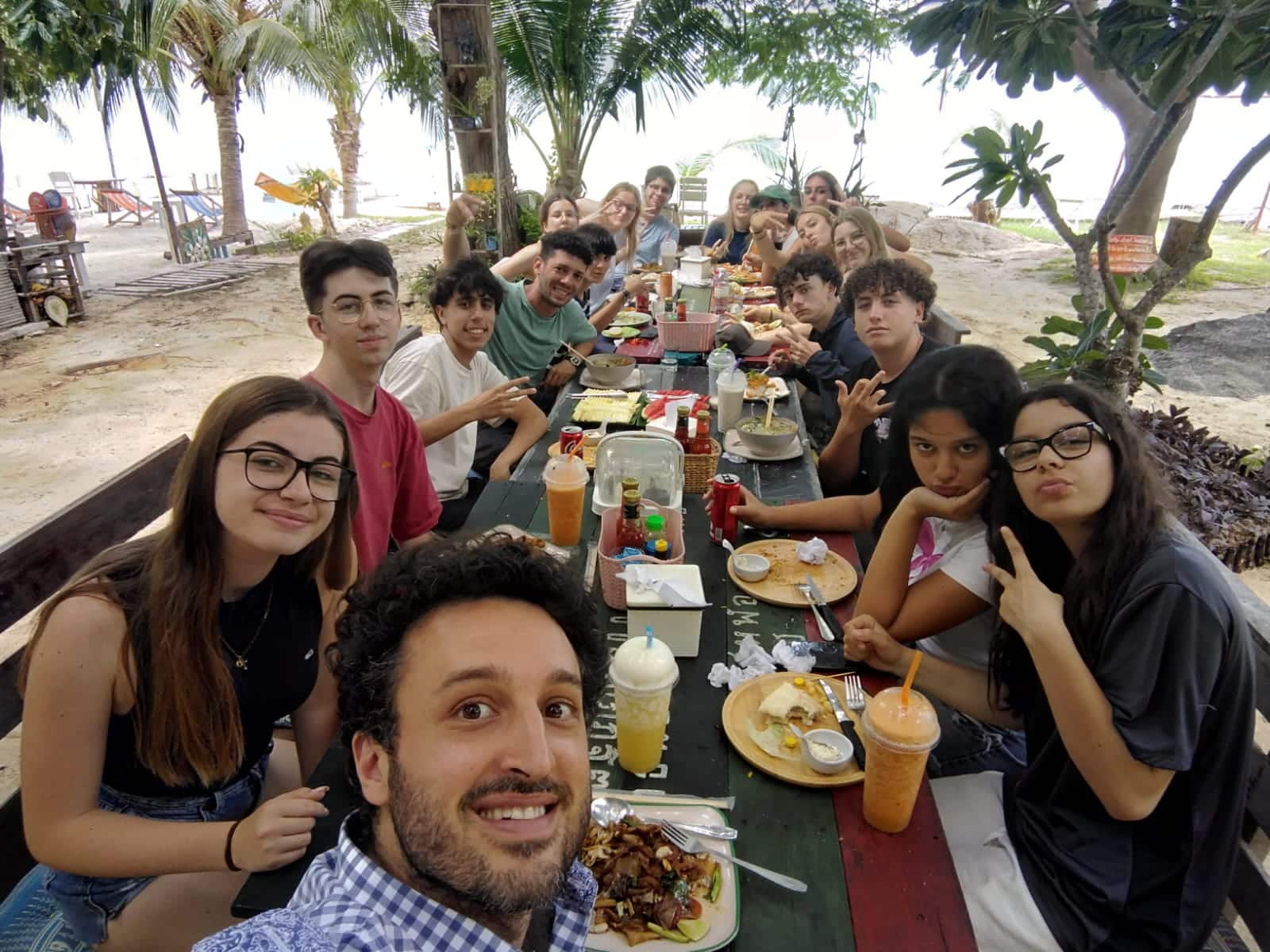 Thailande-Koh-Samet-dejeuner-de-groupe-sur-la-plage-Remy-Goulao