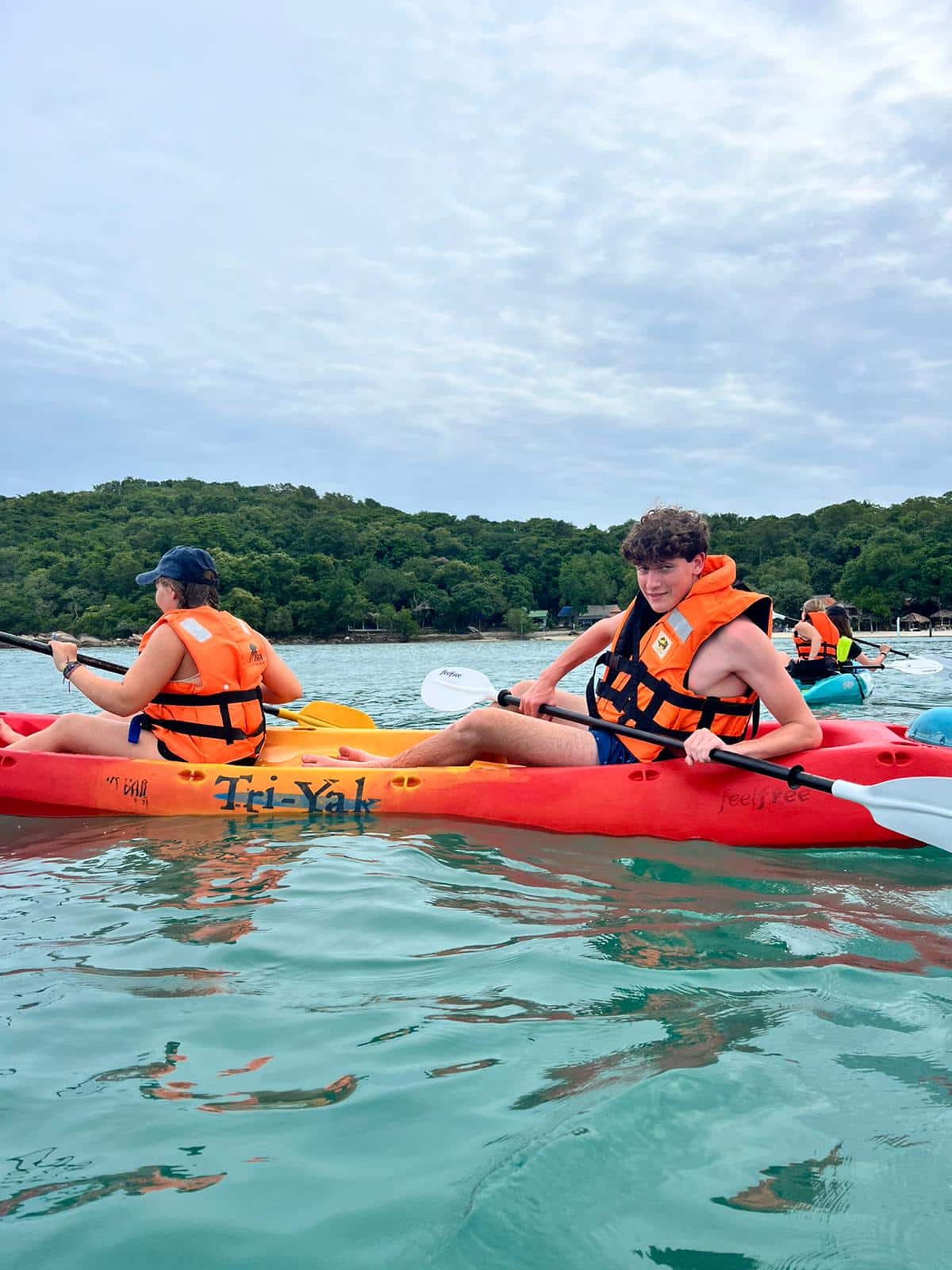 Thailande-Koh-Samet-jeunes-en-sortie-kayak-Laure-Maysonnave