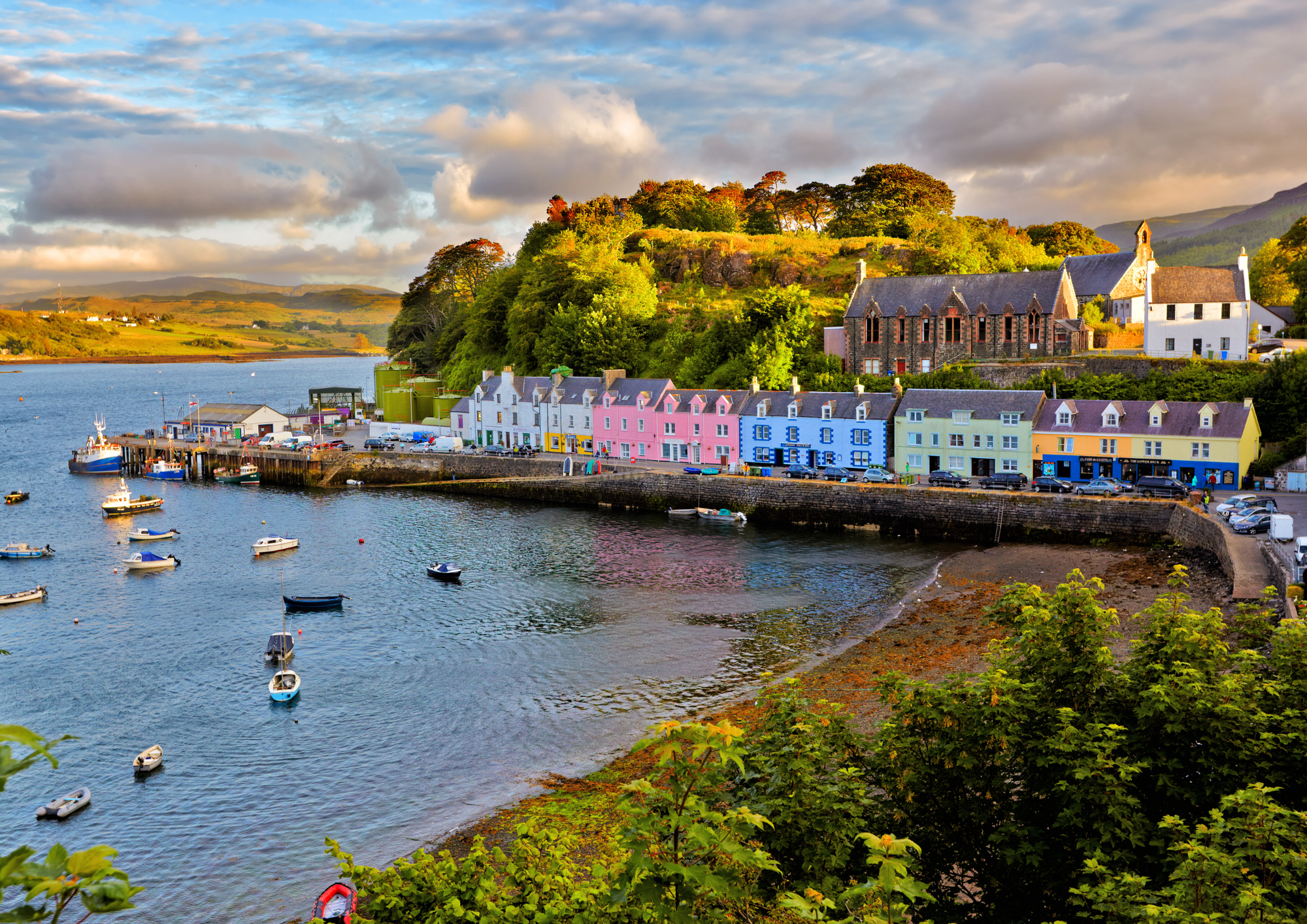 Ecosse_-maisons-colorees-aupres-du-lac